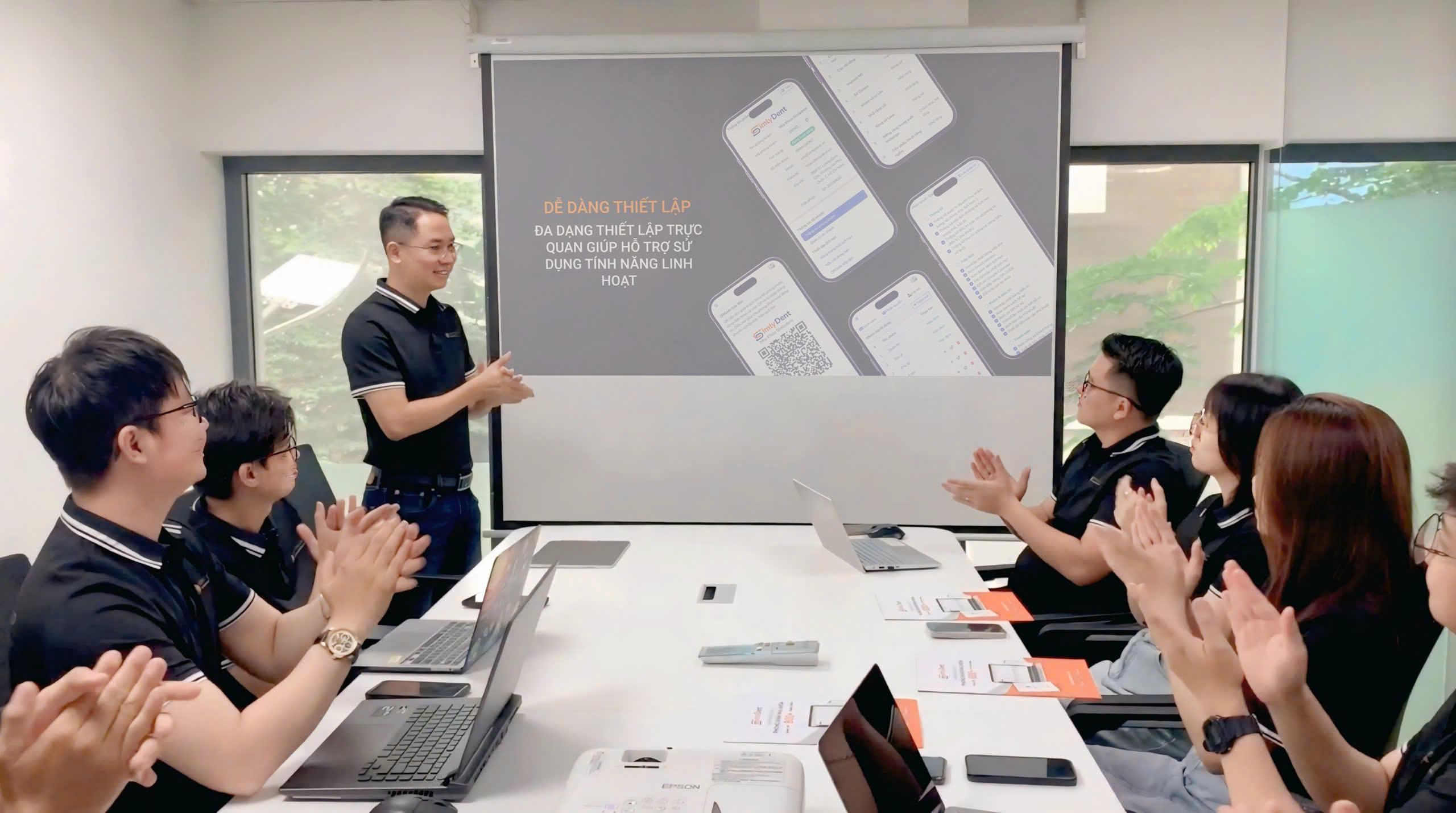 Đội ngũ SimlyDent trình bày